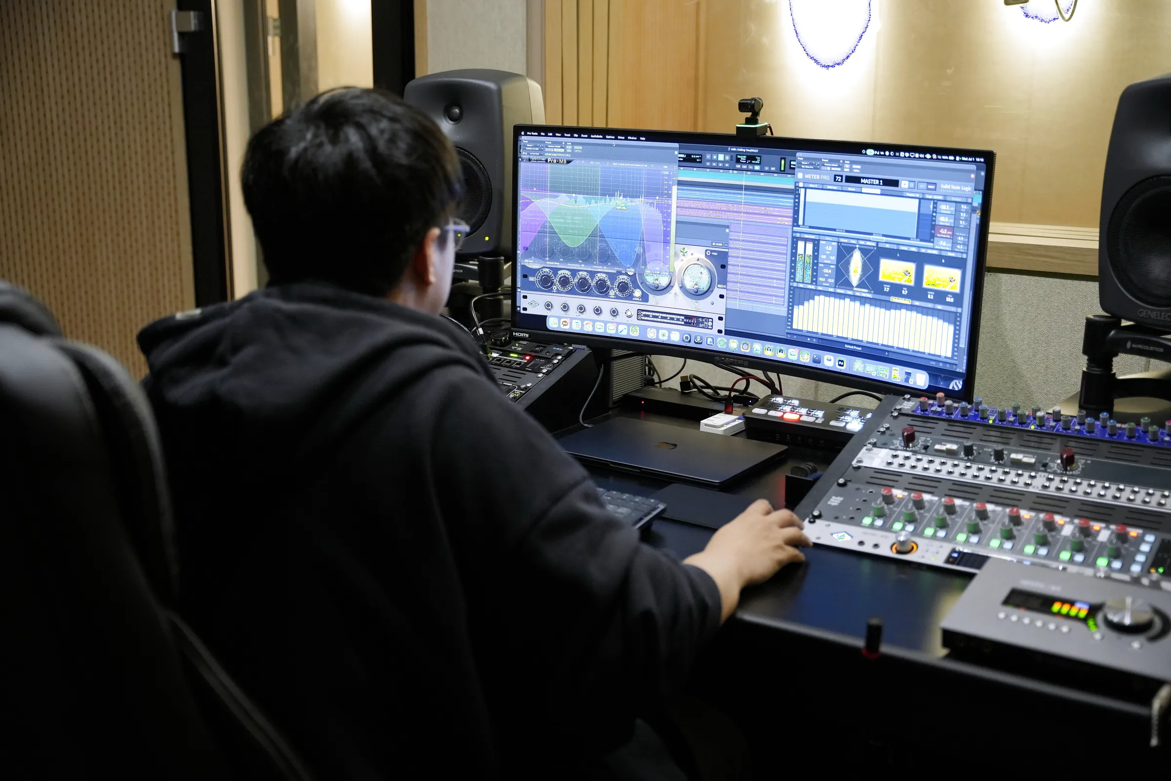 Jason Park producing music at MusiCat Studio